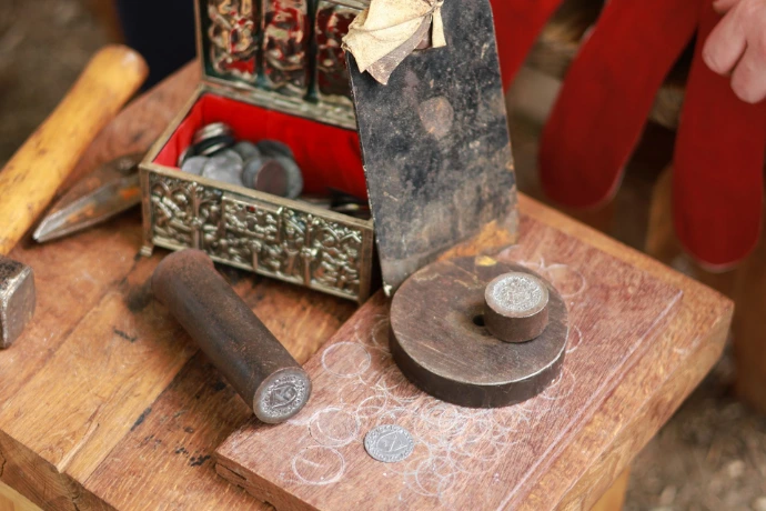 Frappe de monnaie du Moyen-Âge - Compagnons de Rougemont